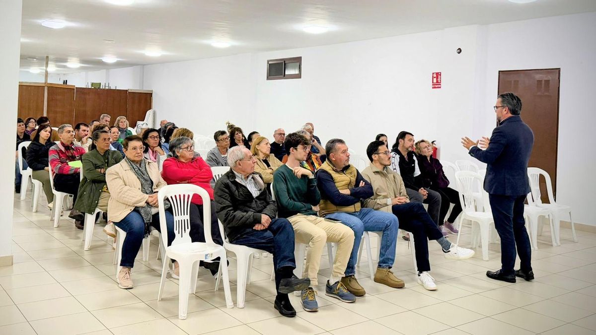 Reunión con vecinas y vecinos de El Pilar y Santiago.