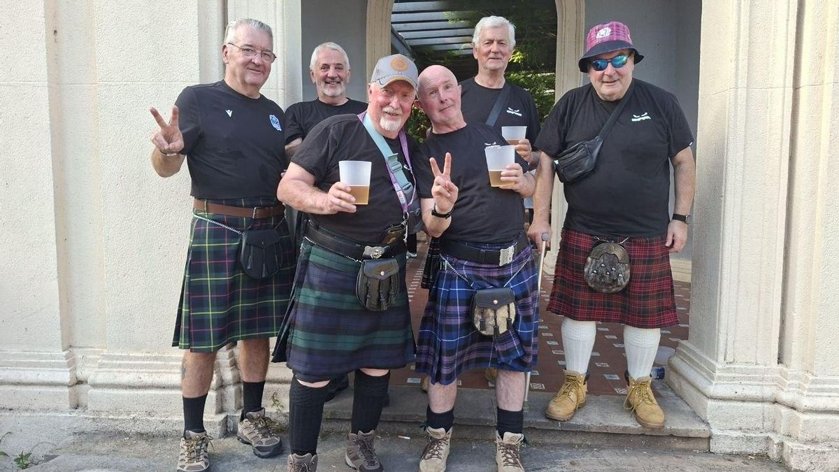 Frang y sus amigos, recién llegados desde Escocia a Bilbao para ver las finales europeas de rugby en San Mamés