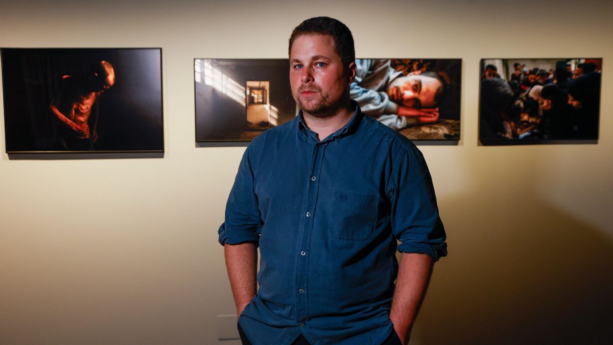 Samuel Nacar posa delante de algunas de sus fotografias.
