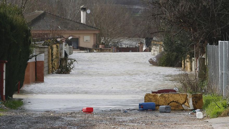 La policía impide el acceso a las parcelas de Guadalvalle por la subida del río