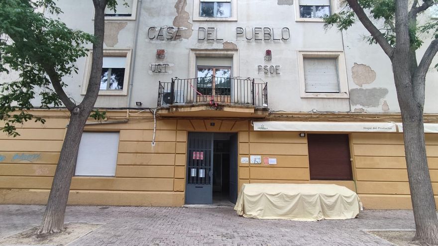 UGT denuncia ante la Guardia Civil un acto vandálico contra la bandera LGTBI que colgaba en su sede de Almansa