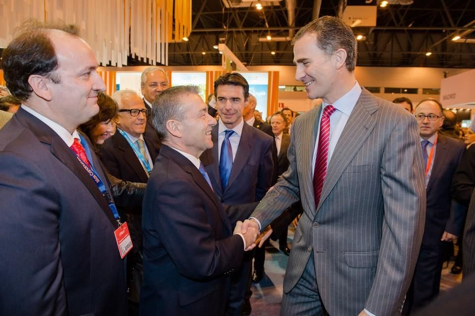 Los Príncipes saludan a los representantes de Canarias.