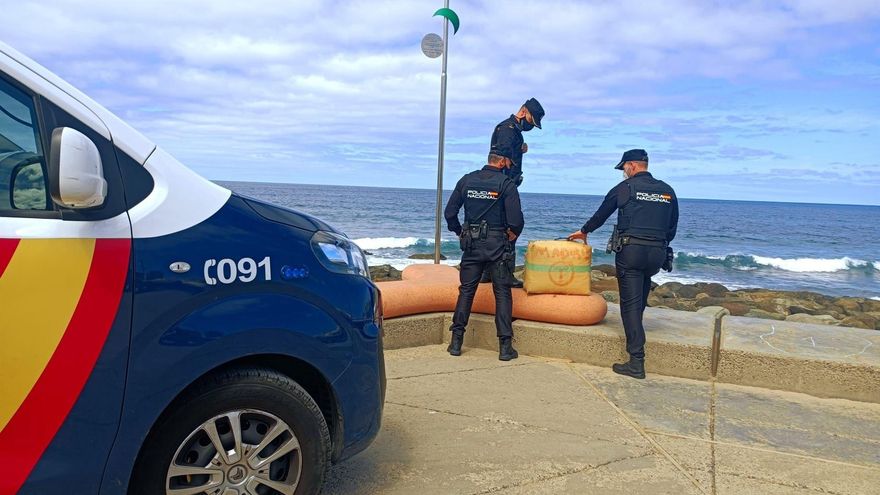 Aparece un segundo fardo de droga en la playa de Las Canteras