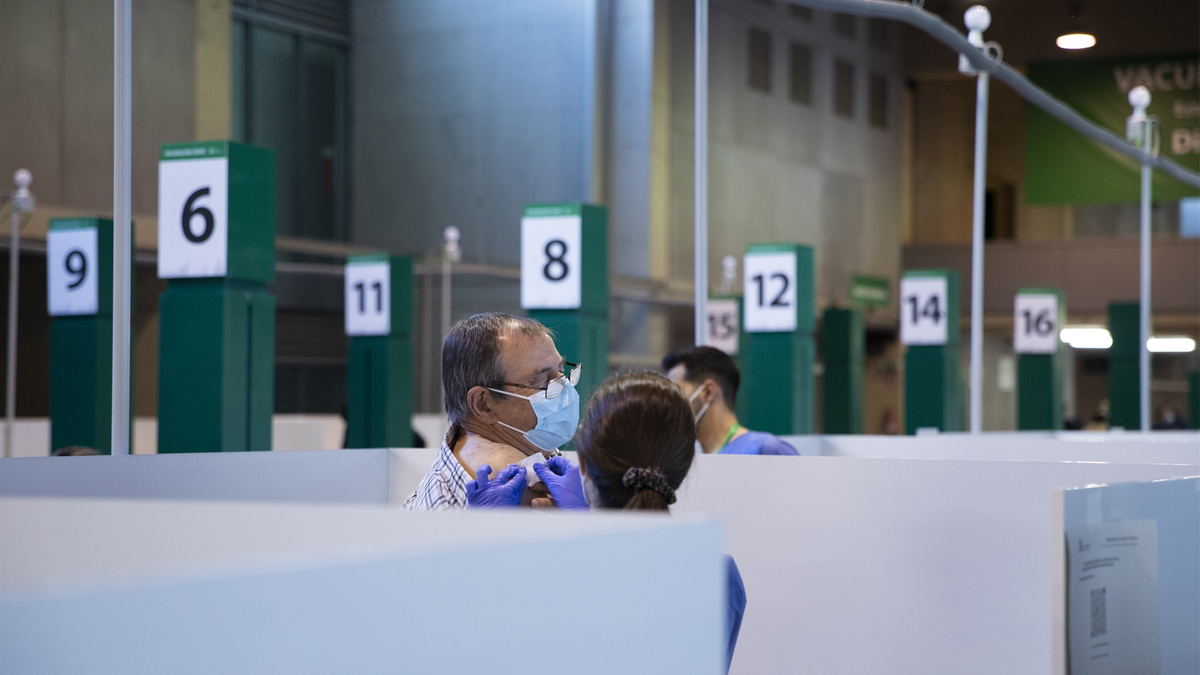 Un hombre tras recibir la vacuna en la primera jornada de vacunación ante la Covid-19 en el Estadio de La Cartuja de Sevilla, (Andalucía, España), a 22 de abril de 2021.