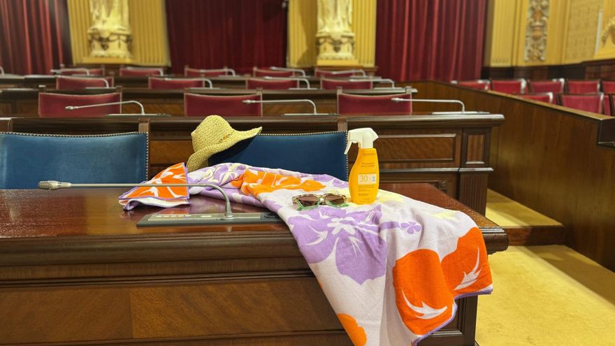 El PSOE critica el viaje de la presidenta del Govern balear al Caribe dejando una toalla en su escaño: "Debería estar trabajando"