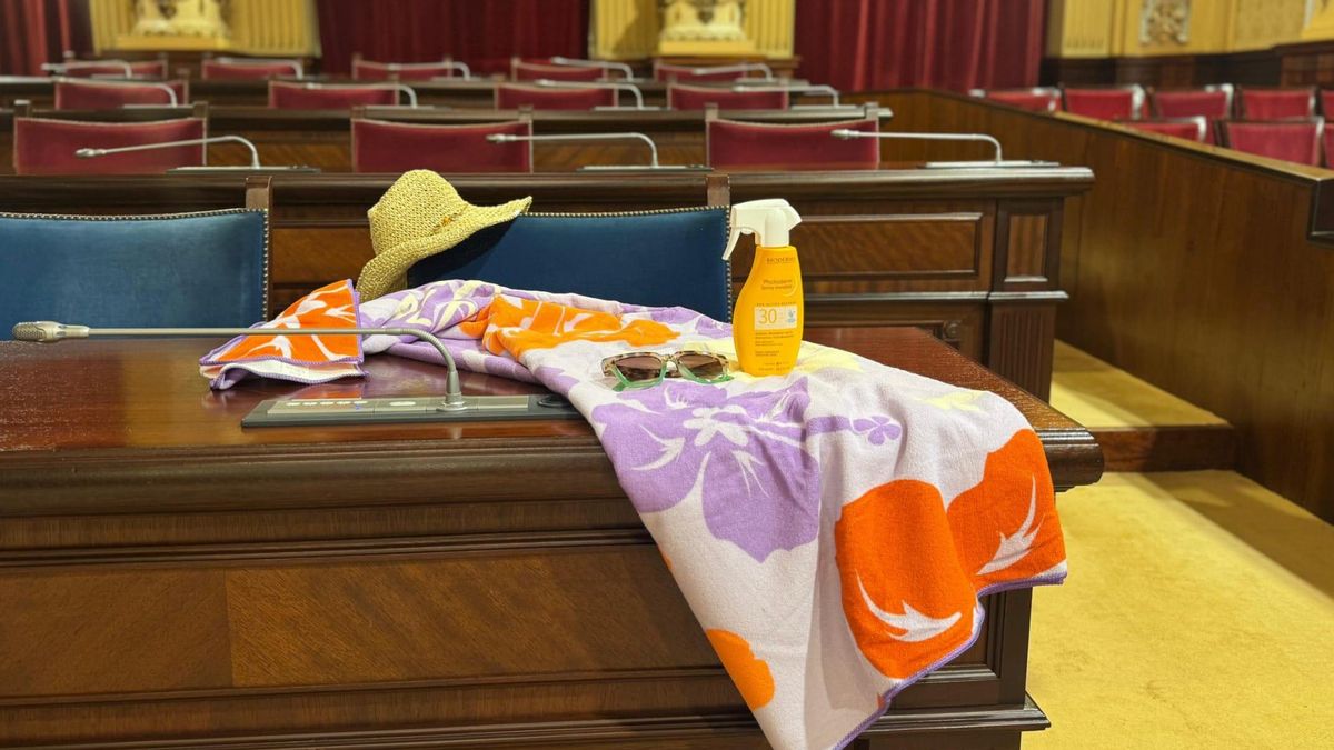 El PSOE critica el viaje de la presidenta del Govern balear al Caribe dejando una toalla en su escaño: "Debería estar trabajando"