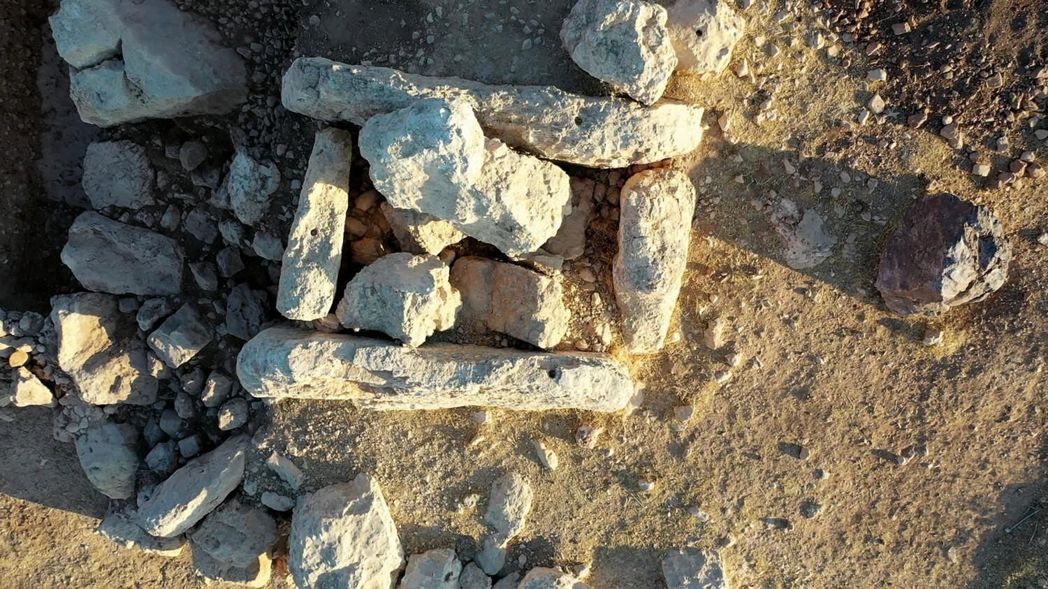 Dolmen L.7008, plataforma construida a la izquierda, pared de conexión en la esquina inferior izquierda
