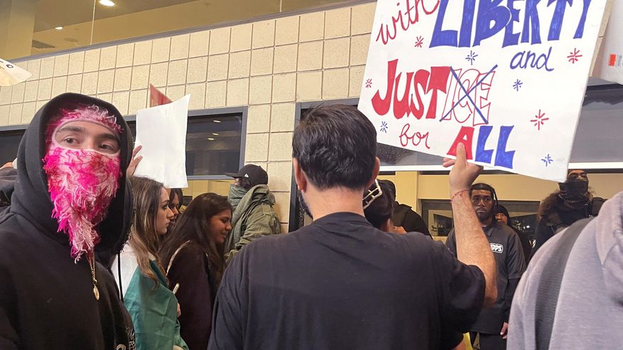 Protestas en Los Ángeles se trasladan a hoteles donde se alojan los agentes migratorios