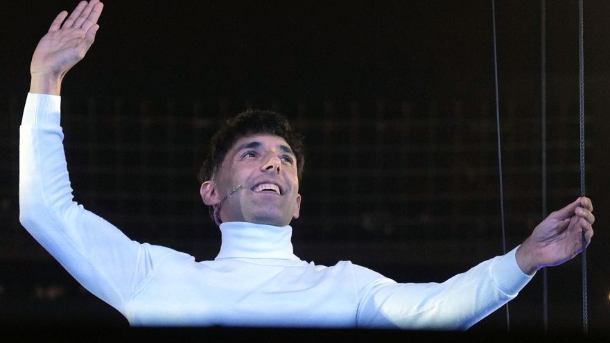 El ilusionismo del Mago Pop convierte una mañana de presentación en una noche de estreno