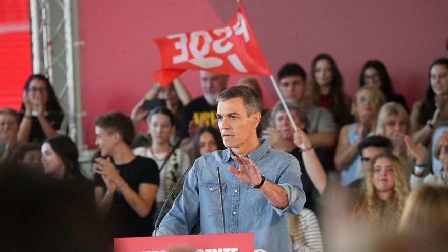 El secretario general del PSOE y presidente del Gobierno, Pedro Sánchez (c), durante un acto de precampaña del PSOE, en La Térmica Cultural de Ponferrada, a 11 de octubre de 2026, en Ponferrada, León, Castilla y León (España).