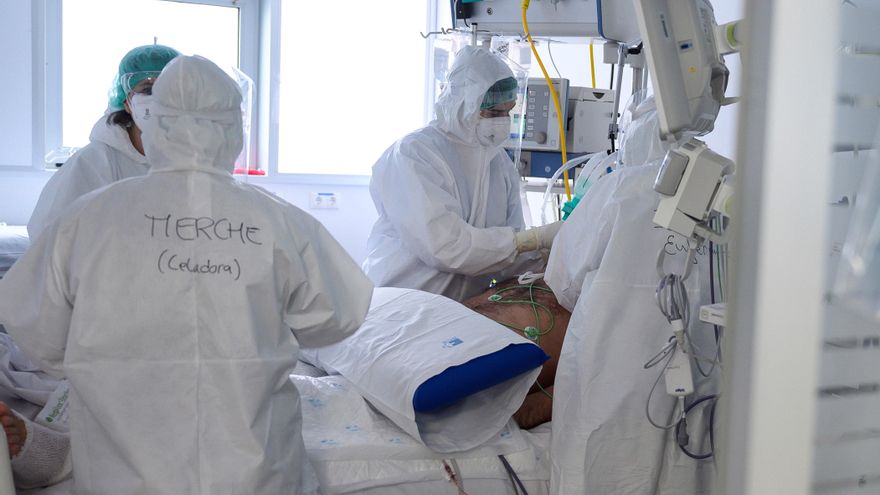 La incertidumbre y el miedo al contagio que sintieron los sanitarios hace un año cuando los hospitales empezaron a llenarse de pacientes con coronavirus, pasa doce meses después al cansancio, sobre todo emocional, y a la rabia de ver que los datos de infectados o muertos por la enfermedad son ahora solo cifras. En la imagen, personal sanitario del Hospital Universitario Marqués de Valdecilla de Santander atiende a enfermos con coronavirus en una de las UCI-Covid del hospital cántabro el 4 de febrero de 2021. EFE/Pedro Puente Hoyos