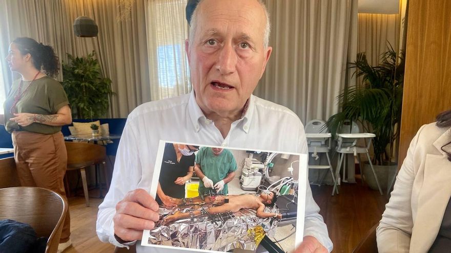 El doctor Groom, con la foto de Adam, uno de sus pacientes en Gaza, al que atendió con graves heridas por una bomba israelí
