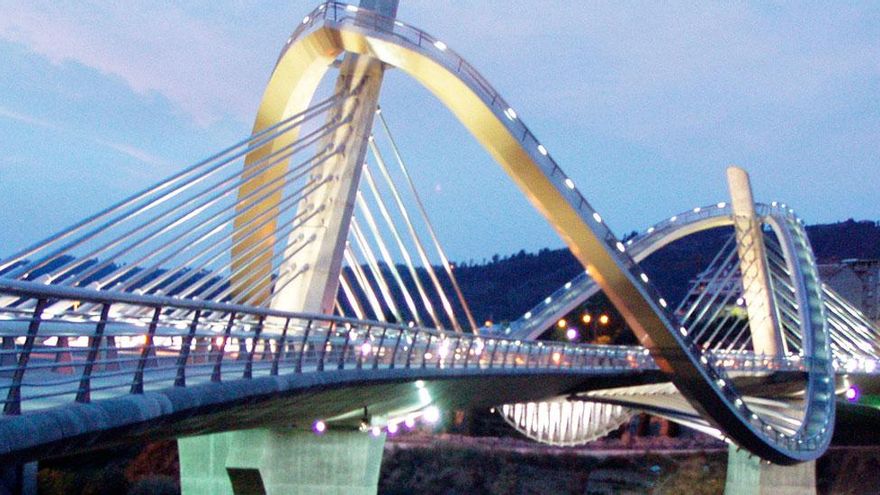 Es uno de los símbolos de Ourense pero para disfrutar de las vistas que ofrece este puente hay que subir 100 escalones