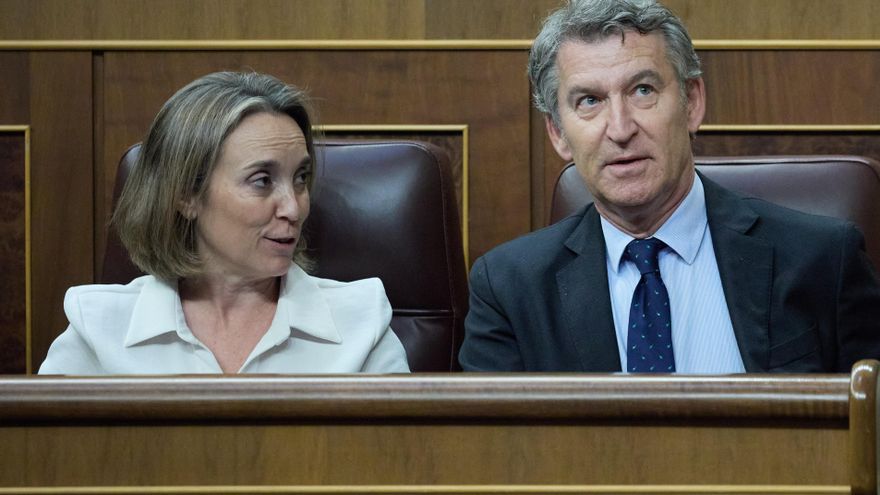 La secretaria general del PP, Cuca Gamarra, y el presidente del Partido Popular, Alberto Núñez Feijóo, durante una sesión plenaria en el Congreso de los Diputados, a 12 de junio de 2025, en Madrid (España). El secretario de Organización del PSOE aparece e