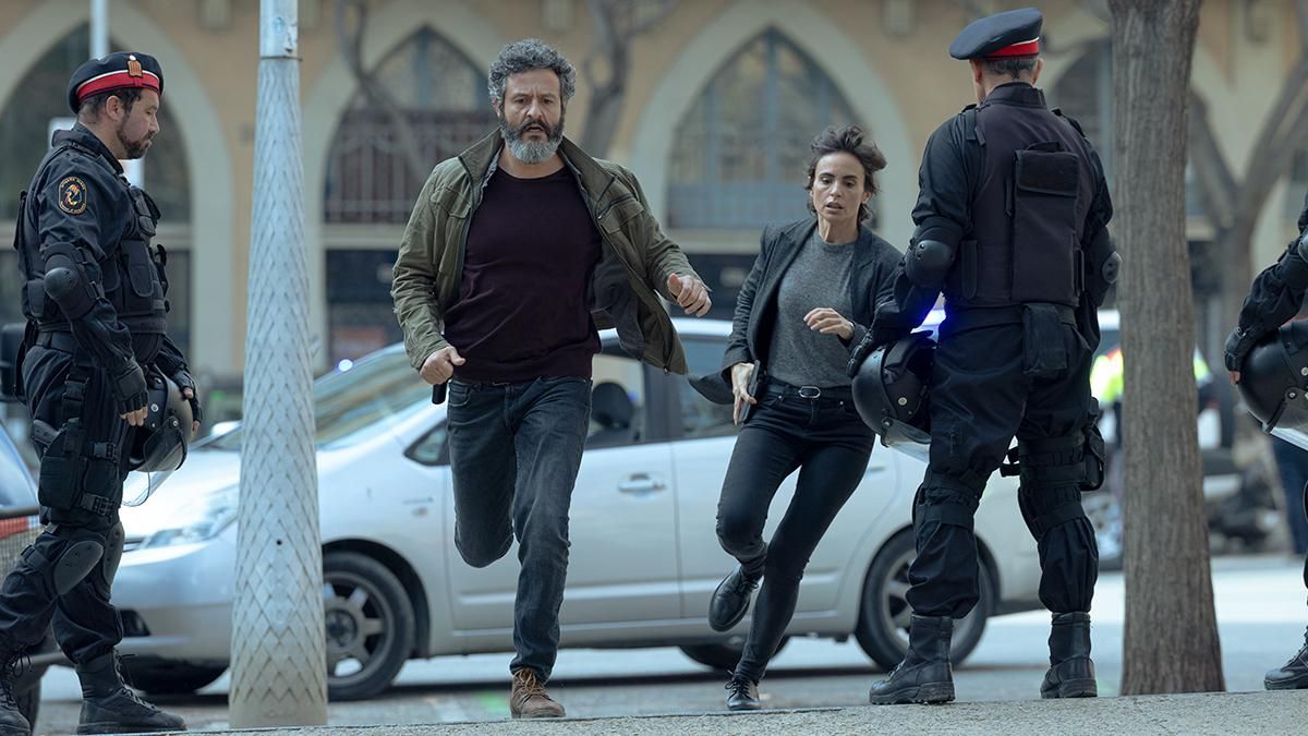 Isak Férriz y Verónica Echegui, en una escena de 'Ciudad de sombras'