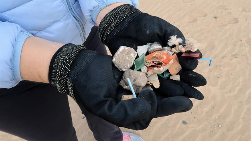 El plástico recogido en playas se convierte en creatividad con micromecenazgo