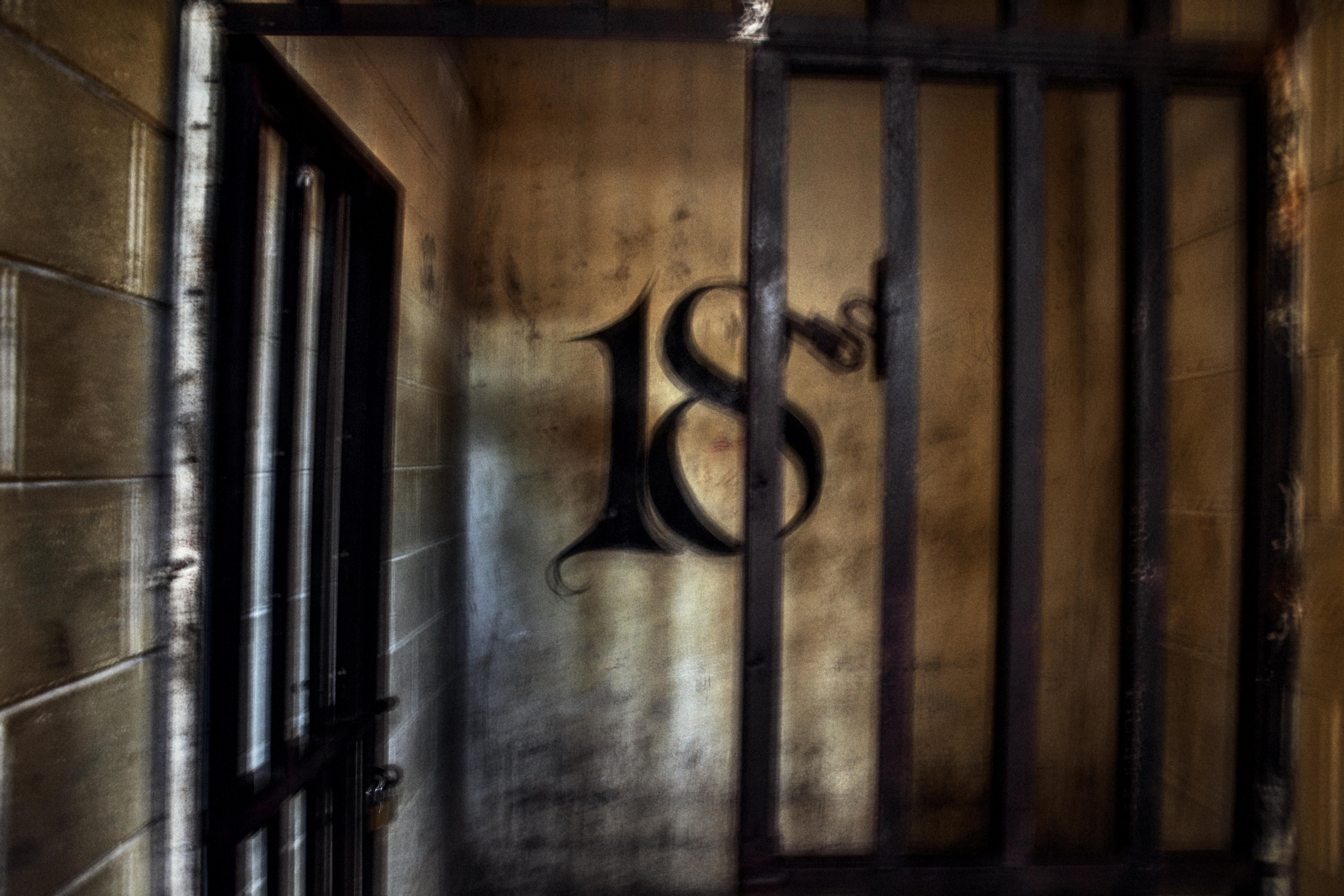 Entrada principal del penal de Cojutepeque, destinado a miembros de la Pandilla Barrio 18. Es difícil calcular la capacidad real de este antiguo cuartel militar transformado en cárcel, la realidad aproximada es que unos 1.200 reos conviven en un espacio pensado para 300. / Pau Coll / RUIDO Photo.