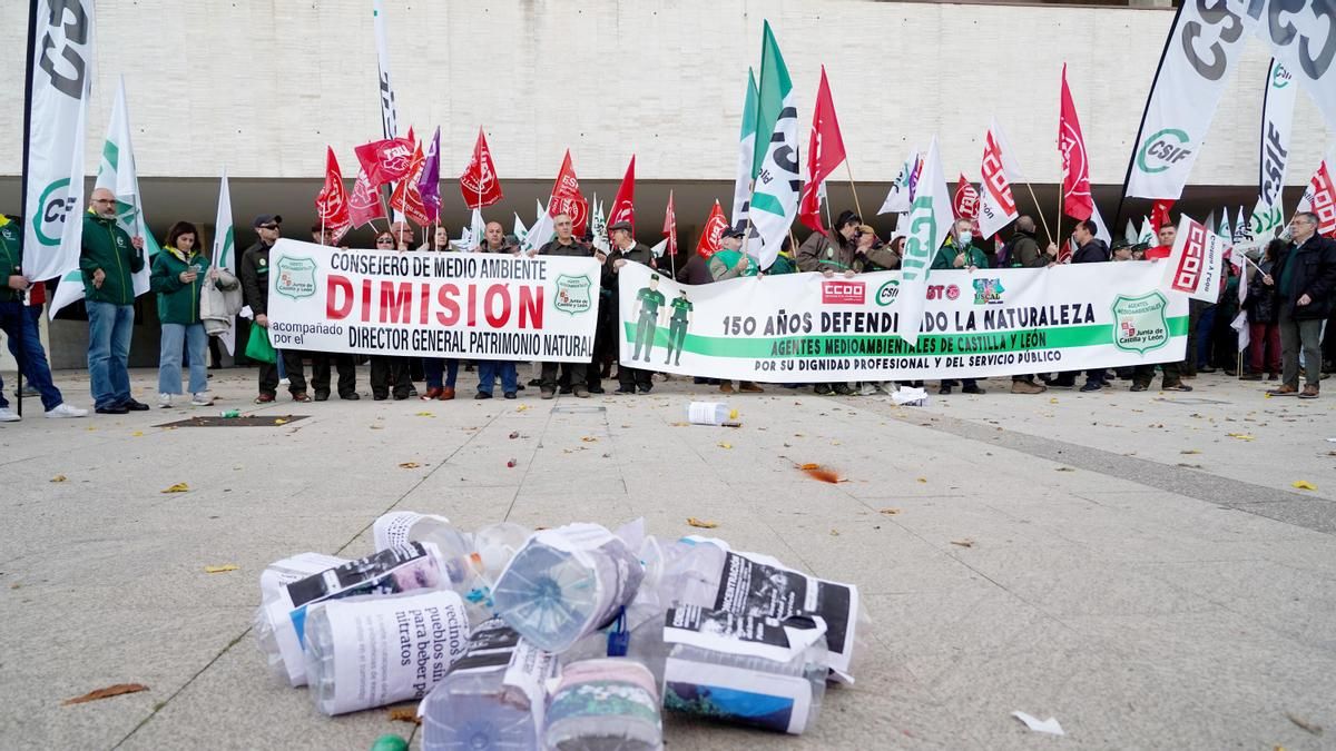 Concentración de protesta de agentes medioambientales ante las Cortes autonómicas.