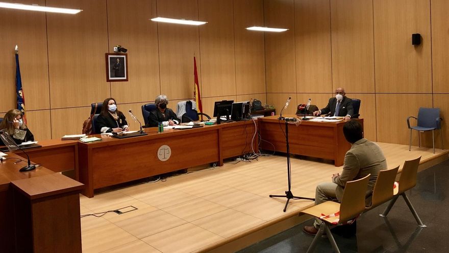 Un cardiólogo acusado de intentar grabar en la ducha a una compañera: "Fue una chiquillada"