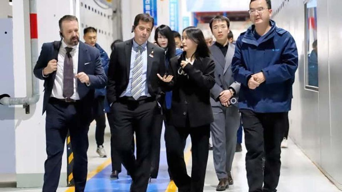 El consejero navarro Mikel Irujo en uno de sis encuentros con representantes de la empresa.