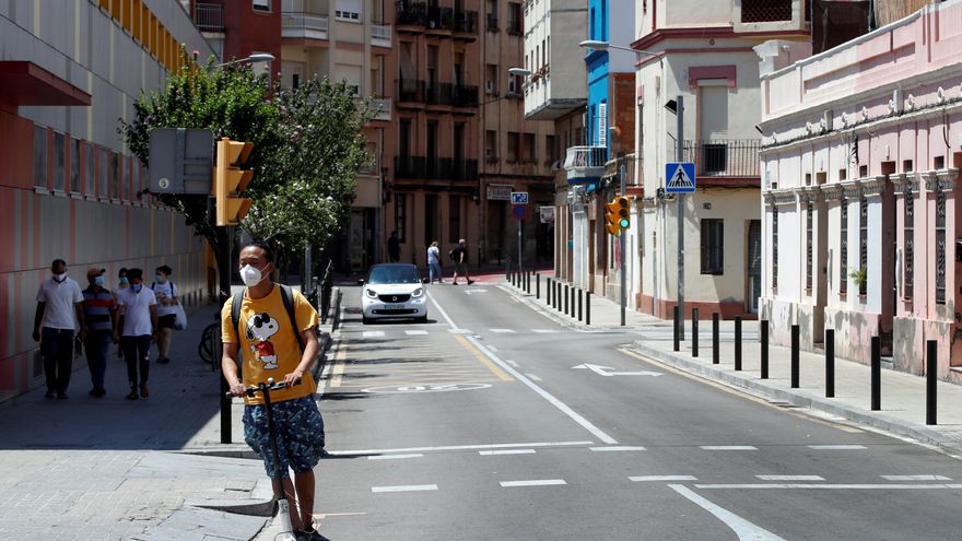 El 37% de conductores de patinete de Barcelona se salta los semáforos y el 29% va contra dirección