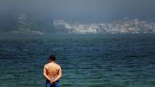 Un hombre observa el mar en A Coruña.