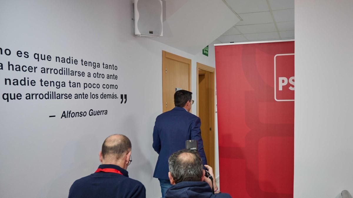 El candidato a la presidencia de Extremadura por el PSOE, Miguel Ángel Gallardo, en la sede regional del partido tras cosechar una derrota histórica