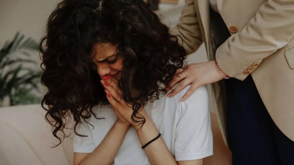Los hombres mayormente se quitan la vida, mientras que las mujeres comenten más intentos de suicidio.