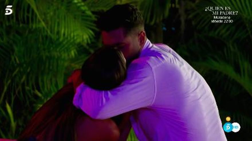 Tania y Hugo se besan por primera vez