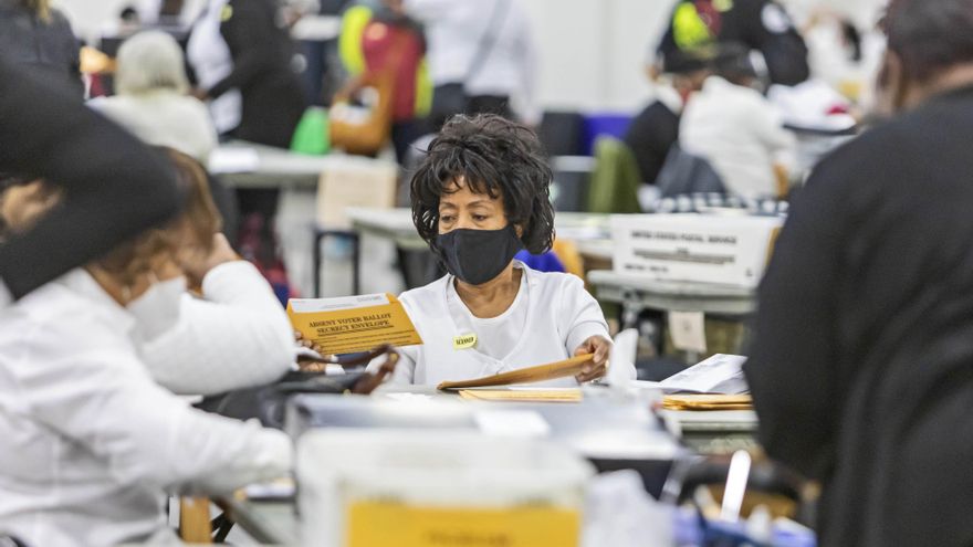 Trabajadores del Departamento de Elecciones de Detroit cuentan papelestas de las elecciones presidenciales de 2020.