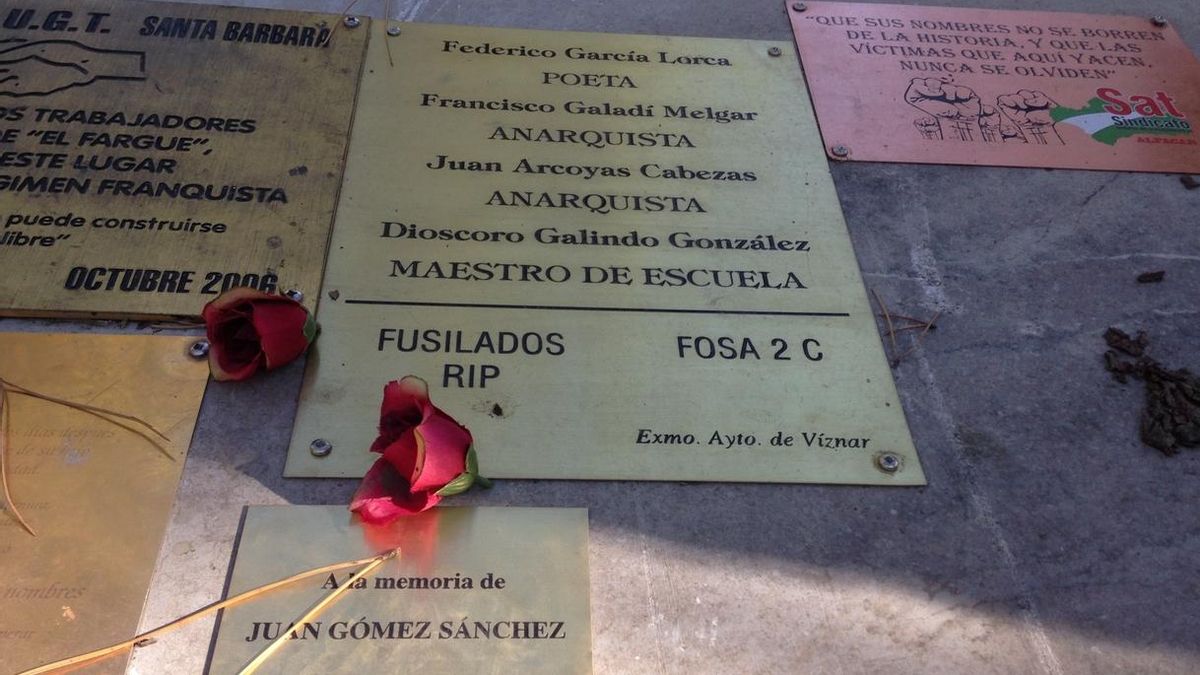 El Ayuntamiento de Víznar sitúa la fosa de García Lorca en el barranco y la señala con una placa