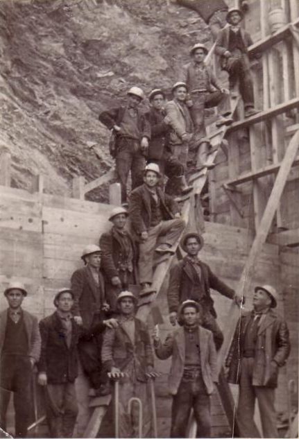 Trabajadores que se encargaban del encofrado el canal entre los ríos Tajo y Tiétar