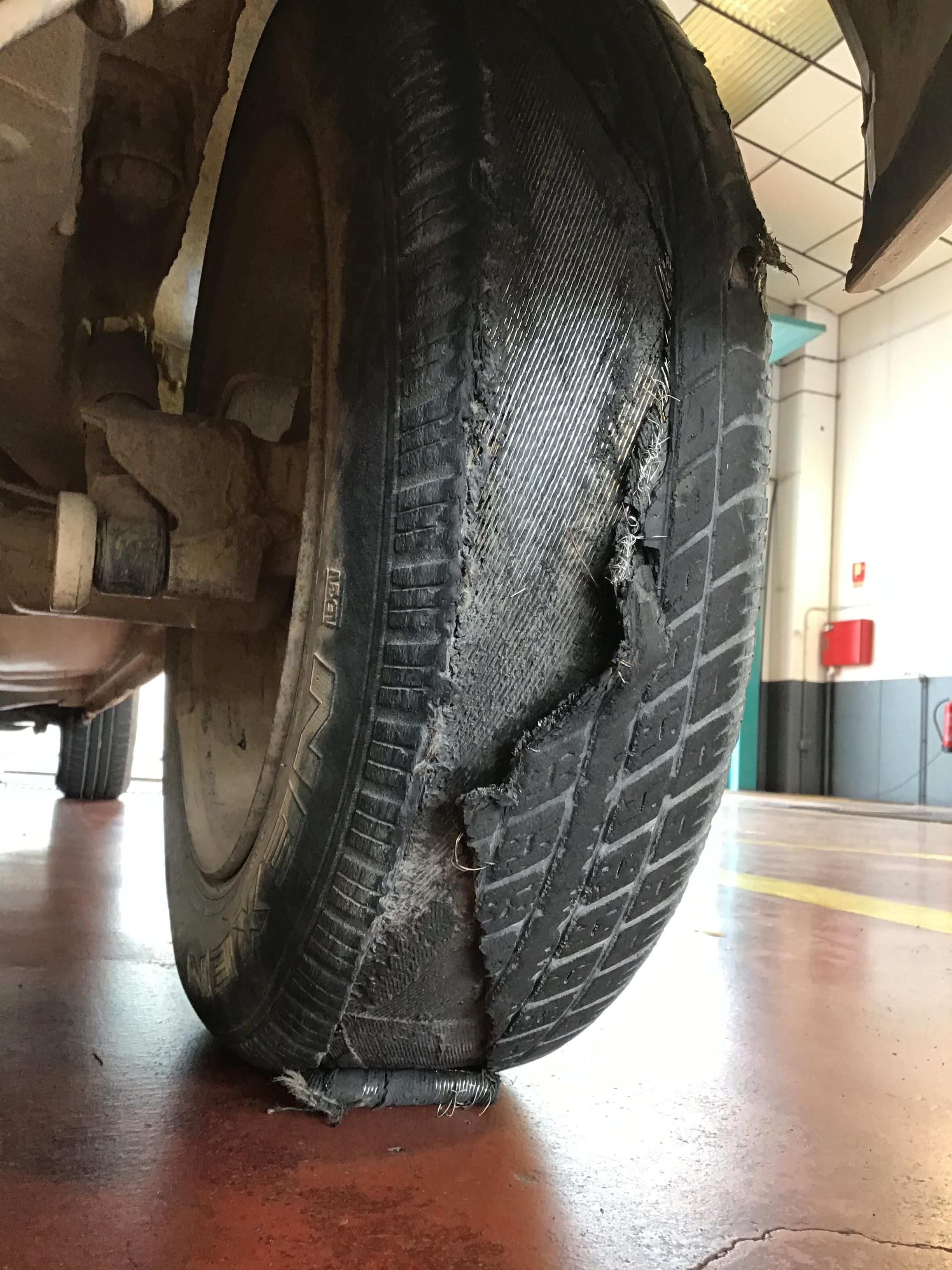 Neumáticos en las lonas: alguno de los horrores detectados en las ITV.