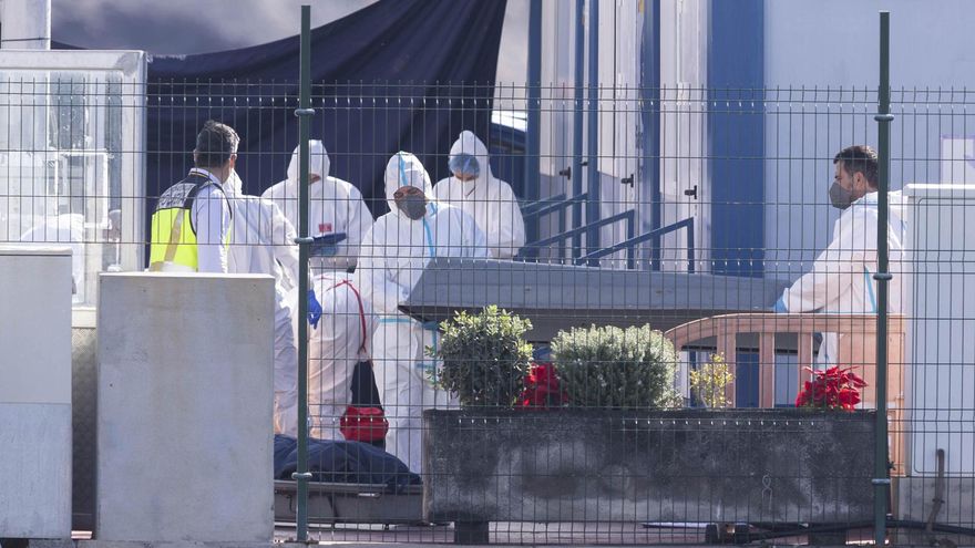 Salvamento Marítimo, tras más de 1.200 kilómetros, desembarca los cinco cuerpos del cayuco naufragado