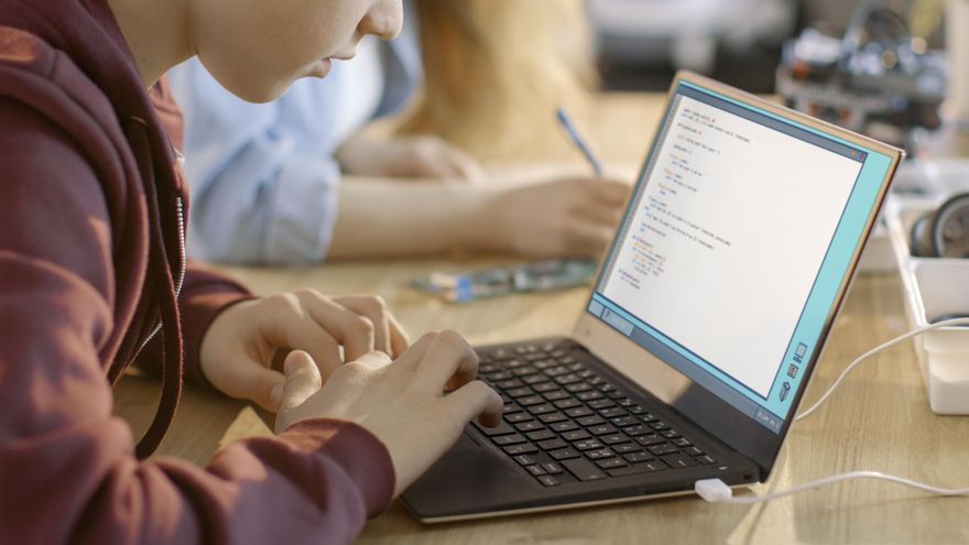 Sentencia de Ayuso a los portátiles y las tablets en los colegios de Madrid: serán prohibidos el curso que viene