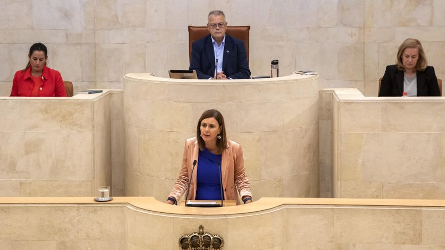La consejera de Presidencia, Paula Fernández, defiende la ley de creación del Instituto Cántabro de Administración Pública 'Rafael de la Sierra' en el Parlamento