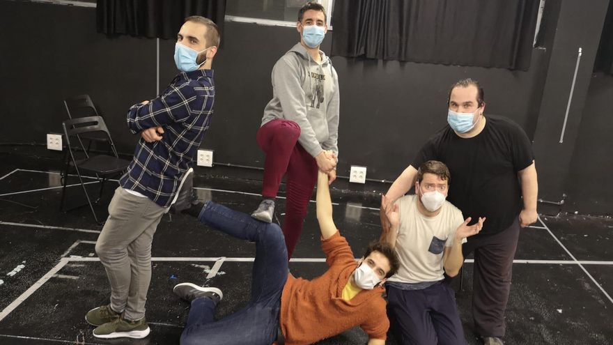 Fernando Manso y los actores que actúan en Chicos católicos, apostólicos y romanos