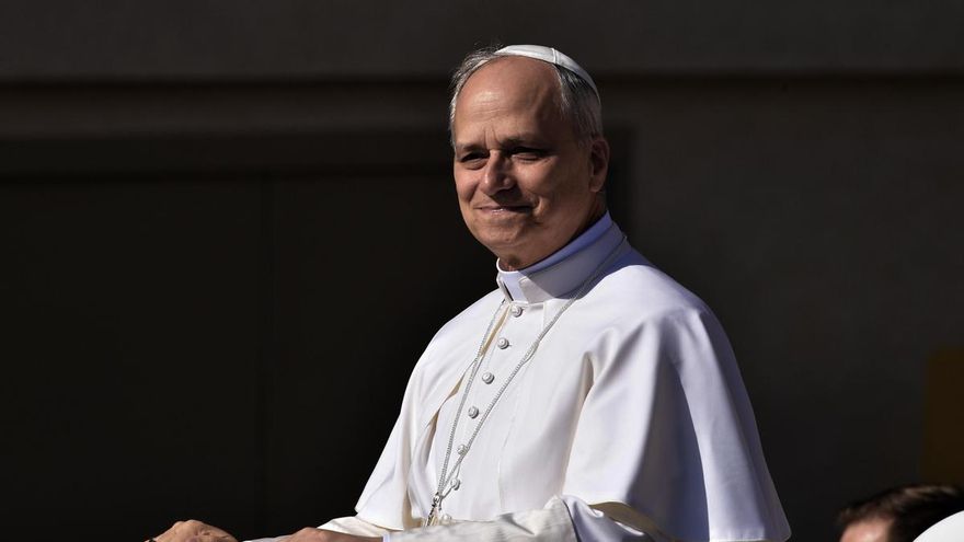 El papa León XIV durante un recorrido en papamóvil por la plaza de San Pedro del Vaticano.