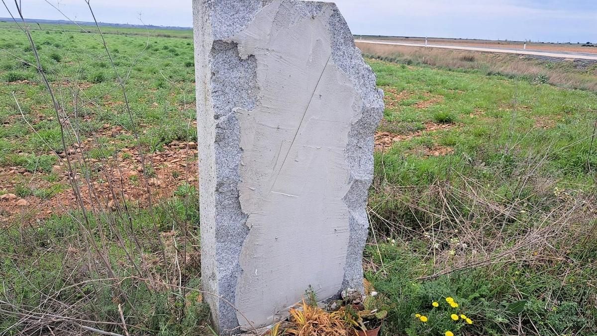 Monolito en homenaje a bañezanos represaliados en la Guerra Civil en Izagre, tras ser vandalizado en abril de 2025.