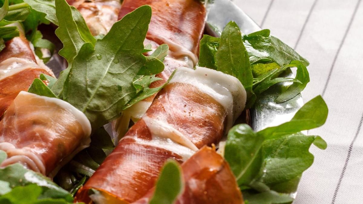 Puedes aprovechar las tostadas de los canapés como croutones