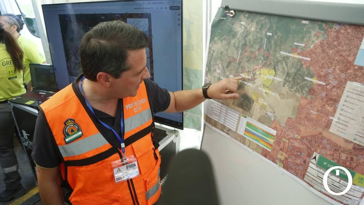 El Puesto de Mando Avanzado contra el incendio de Córdoba, en imágenes