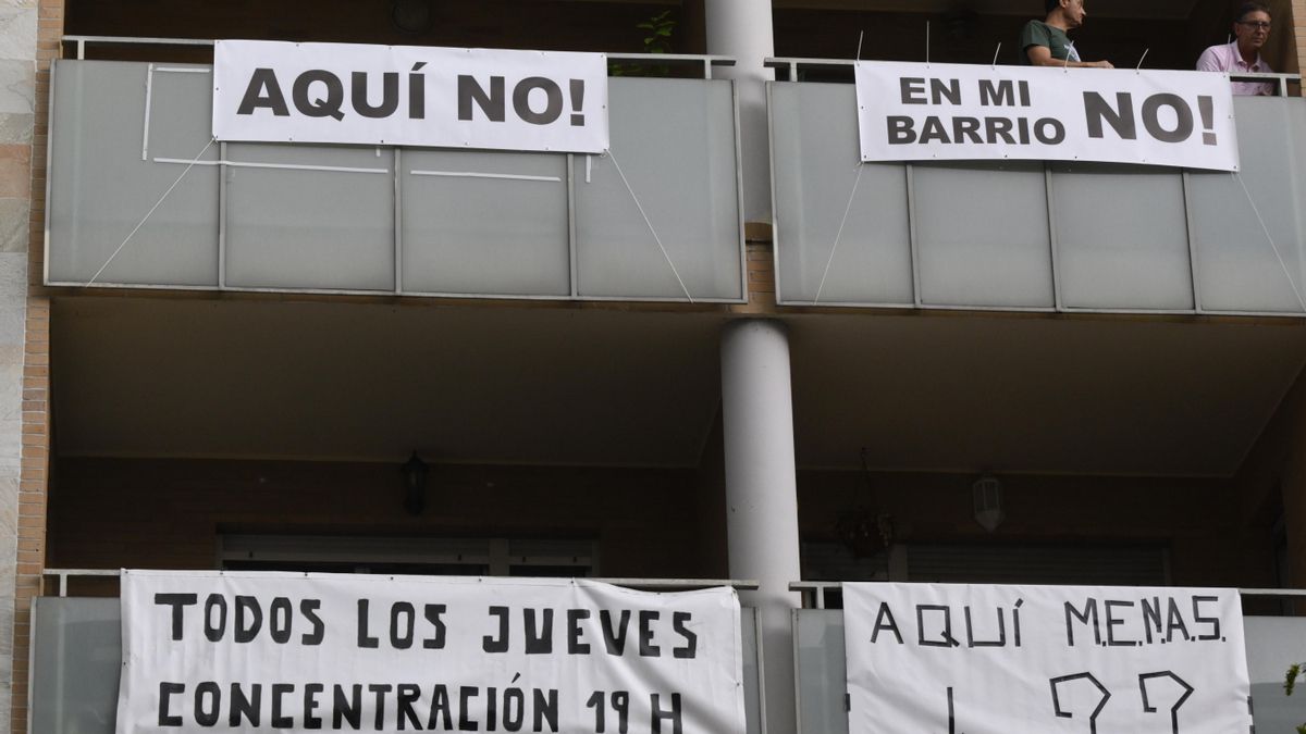 Edificio del barrio de La Florida, en Oviedo/Uviéu, donde los vecinos se niegan a que residan los menores extranjeros que actualmente están en Avilés. Una negativa que trasladan a los mensajes de rechazo colocados en las ventanas.