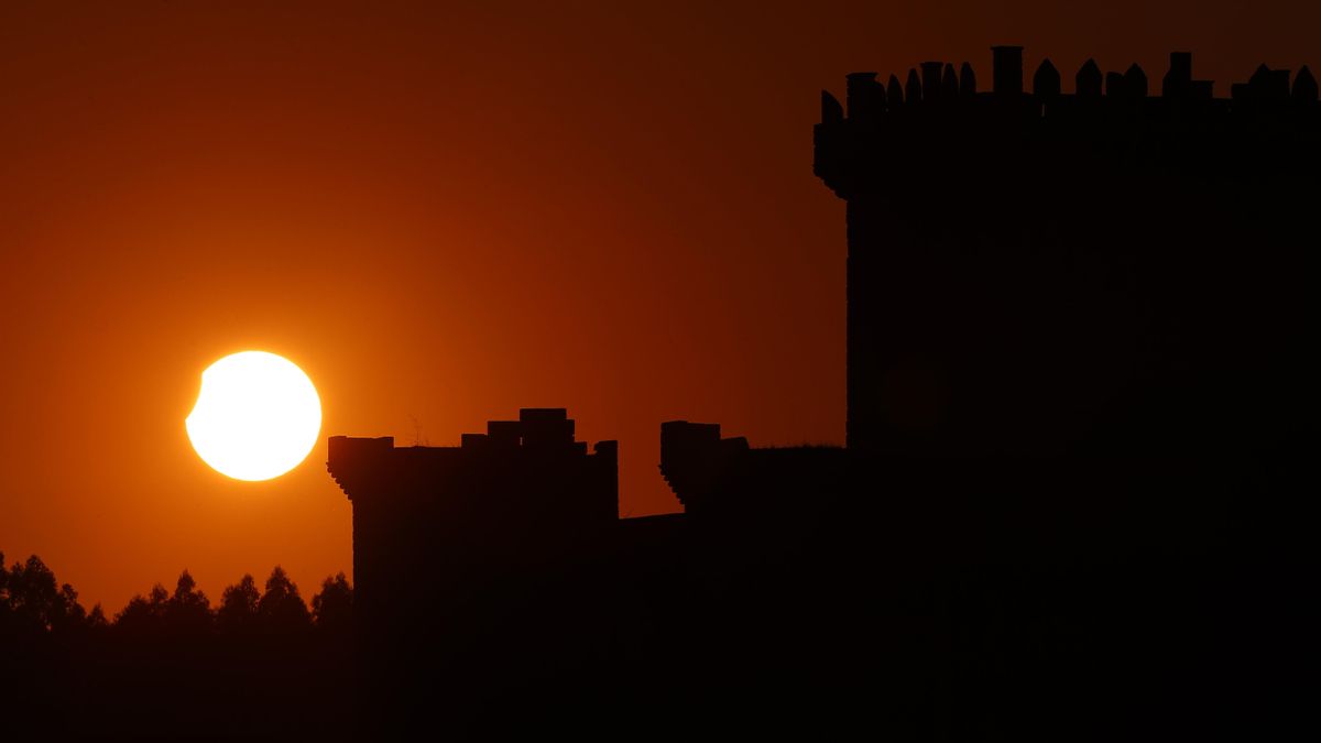 Eclipse de sol visto este miércoles desde el Castillo de Pambre en Palas de Rei, Lugo