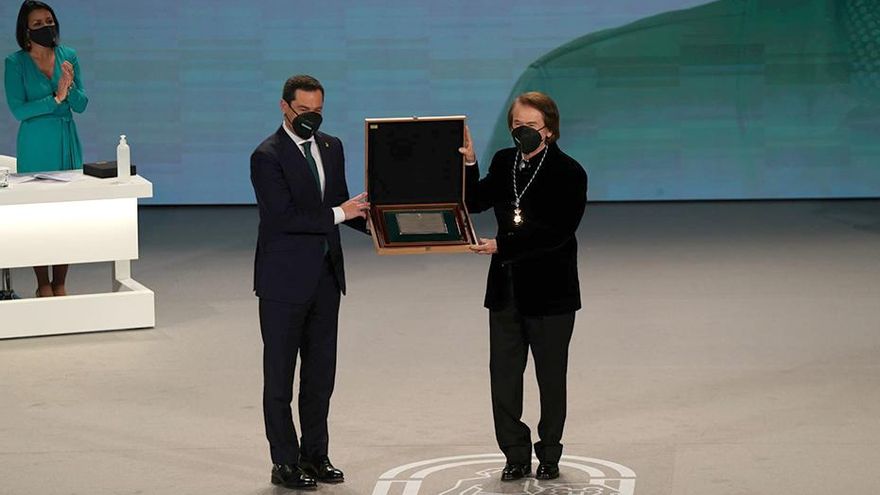 Moreno entrega a Raphael la placa de Hijo Predilecto de Andalucía.