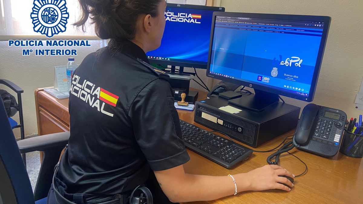Archivo - Imagen de recurso de una agente de la Policía frente a su ordenador.