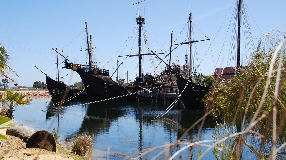Réplicas de las naves colombinas en el Muelle de las Carabelas.