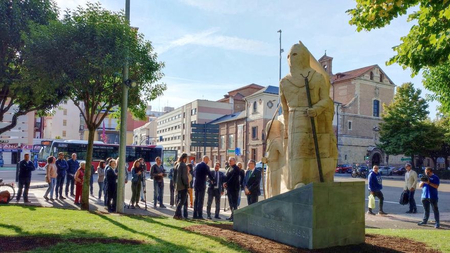 La escultura a los papones de la Semana Santa es alta y se presenta sobre una gran peana.