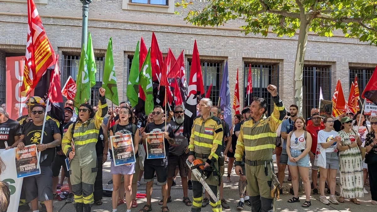 Turnos de 20 horas y bases sin agua ni luz: los bomberos forestales, "exhaustos" tras un verano de incendios, siguen de huelga