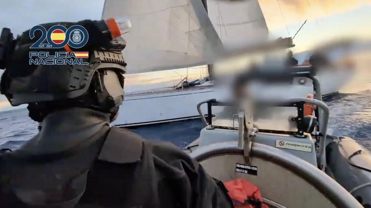 Un agente de la Policía Nacional, durante la operación para interceptar el narcovelero.