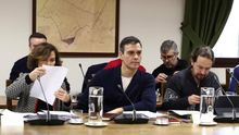 Pedro Sánchez y sus vicepresidentes primera y segundo, en el encuentro del Gobierno en Quintos de Mora.